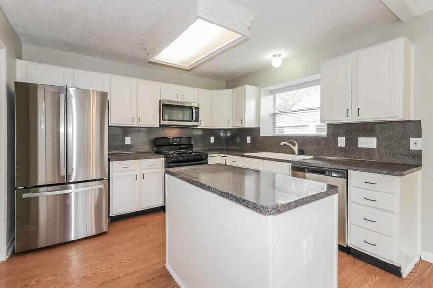 Building Photo - 3217 Lee Cir