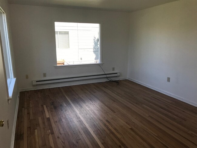 Building Photo - 6833 S Pine St