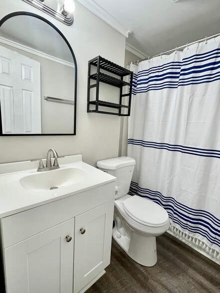 Bathroom - 914 W College St