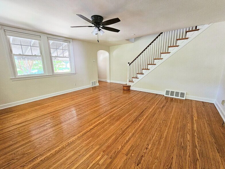 Building Photo - 738 E Railroad Ave