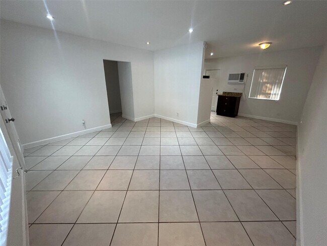 Building Photo - 408 NE 7th Ave