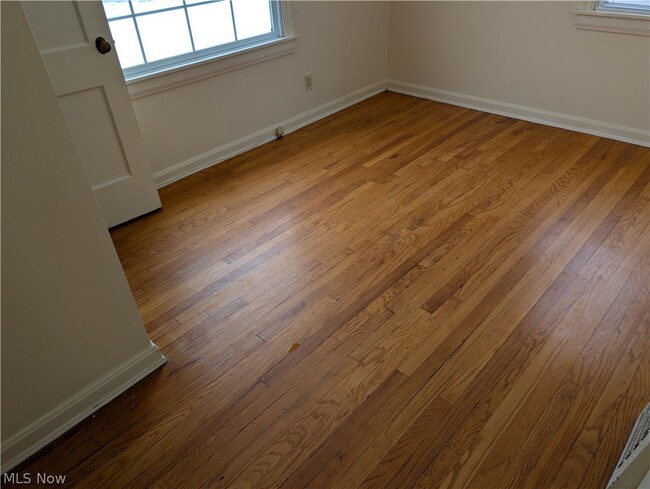 Building Photo - 637 E Wilbeth Rd