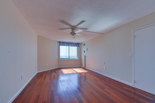 Building Photo - 1332 Harmon Cove Tower
