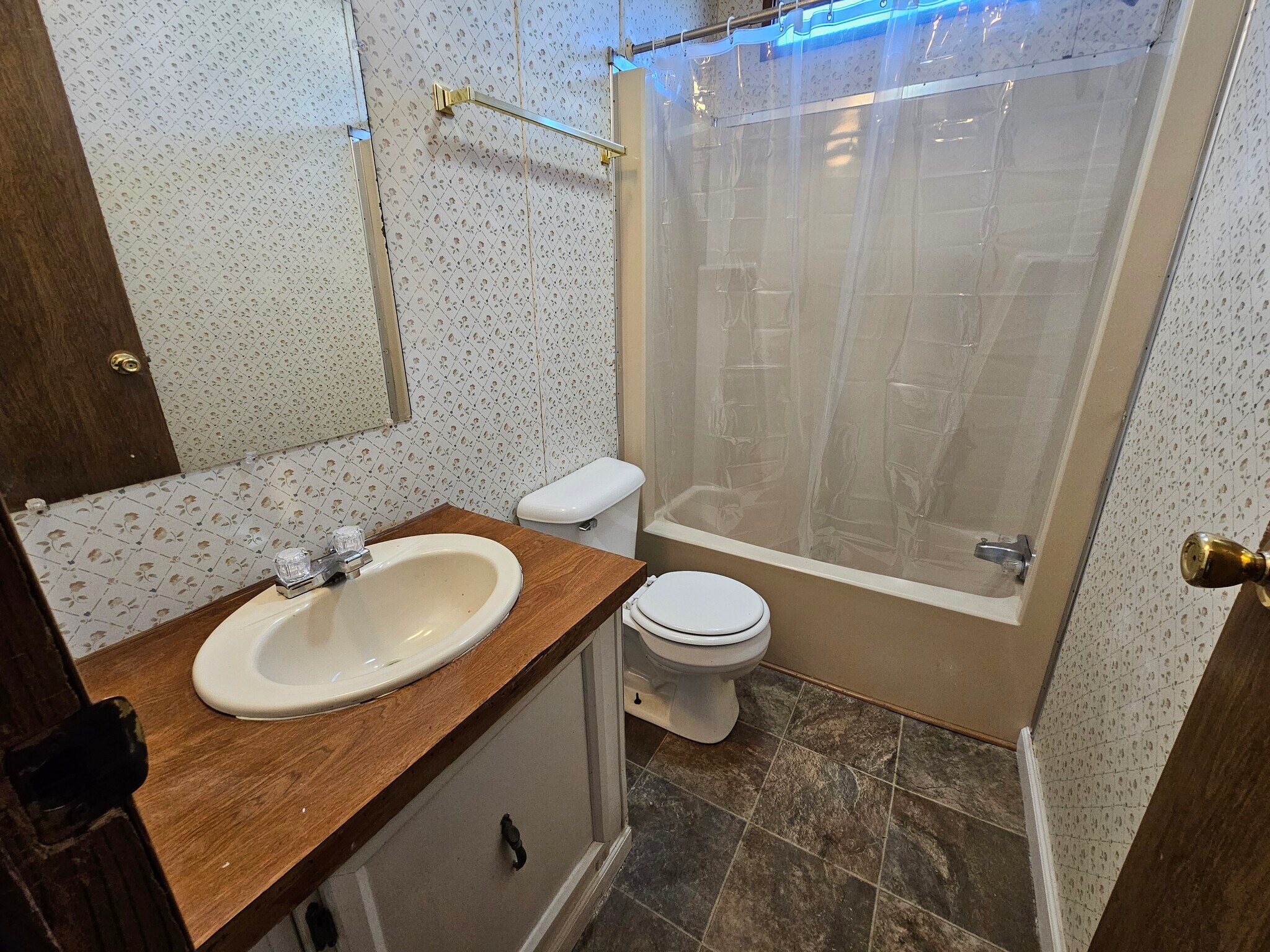 Hall Bath - 607 Tater Peeler Rd