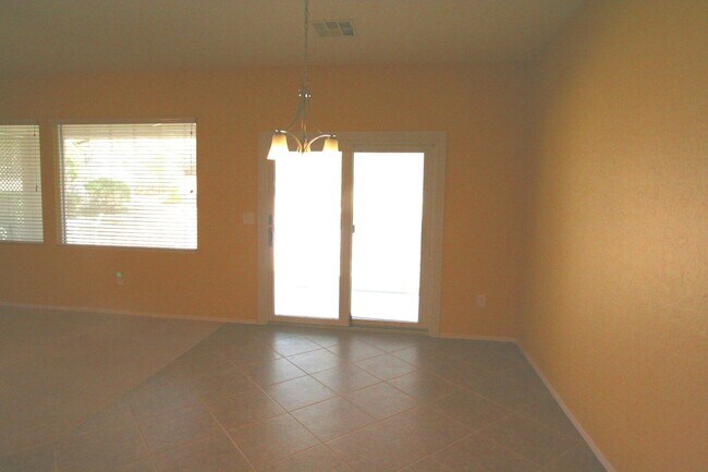 Building Photo - 2 bed w/den, 2 bath, 2 car single story house