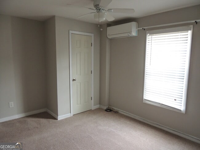 Building Photo - 450 MacLand Dr