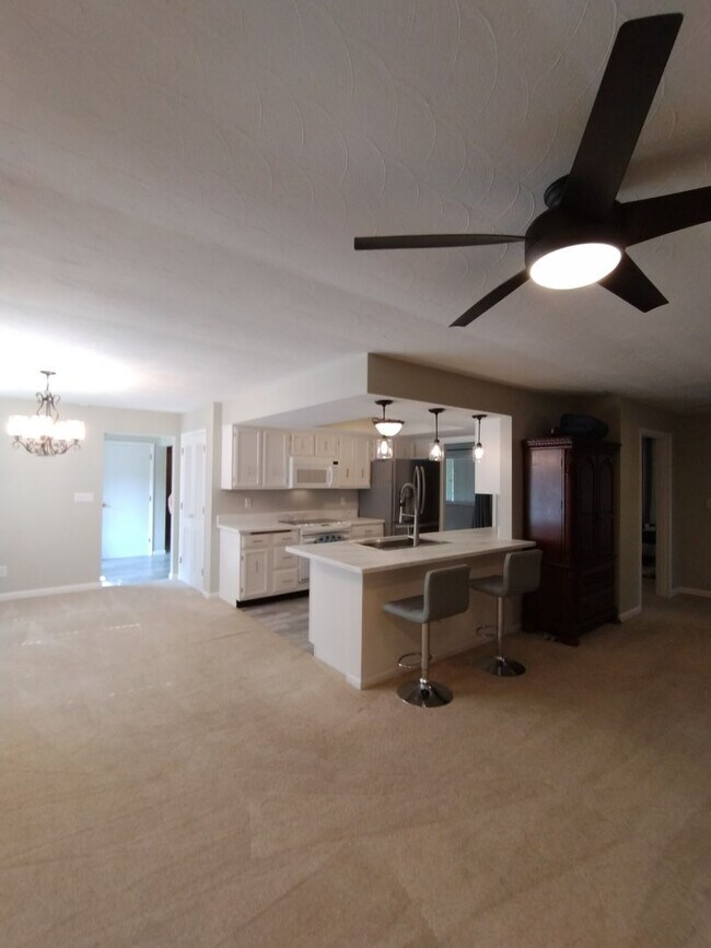 Building Photo - Sprawling Gorgeous Home