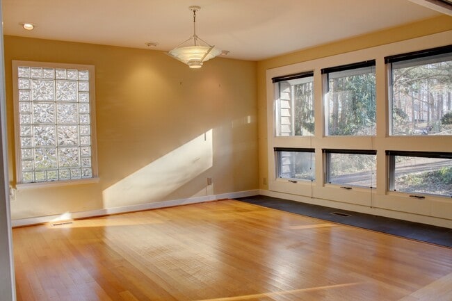 Building Photo - Contemporary 4bd/3.5ba Near Hope Valley + Home Equidistant to Downtown Durham & Chapel Hill!
