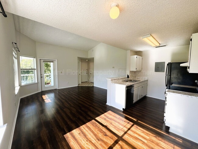 Building Photo - 2608 Grassy Point Dr
