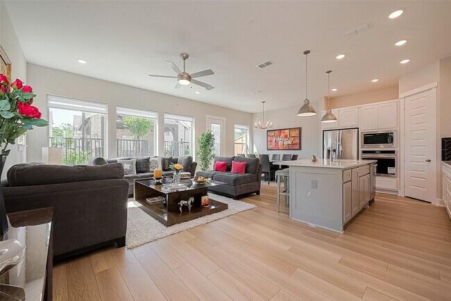 Building Photo - 10915 Brambling Wood Dr