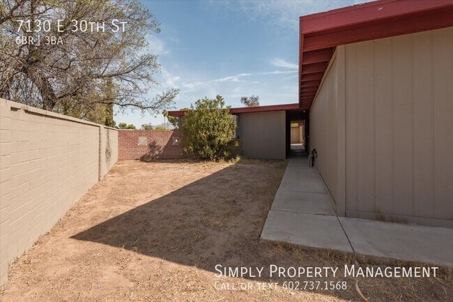 Building Photo - 4 bedroom 2 bath main house with a 2 bed 1...