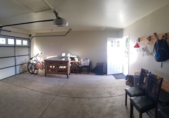 Building Photo - Immaculate 5 Bedroom 3 bath home with beautiful hill views!