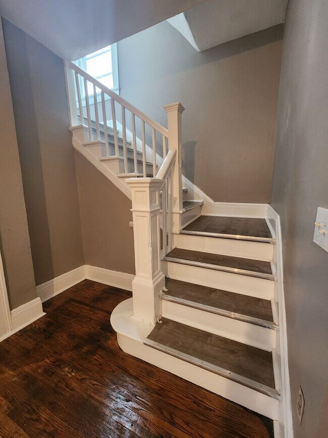 Building Photo - 4 Bedroom Single Family Home!