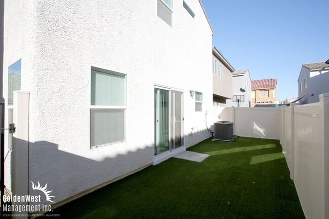 Building Photo - Modern 3Bdm 2.5Ba Two-Story Home in the Heart of Las Vegas