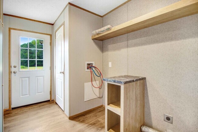 Building Photo - SPACIOUS 4 BR | 3 BA HOME W/ PLENTY OF PRIVACY *Pikeville school district*