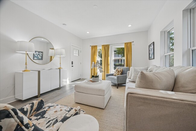 Building Photo - 515 E 9th St