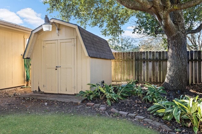 Building Photo - 6760 Gladys Ave