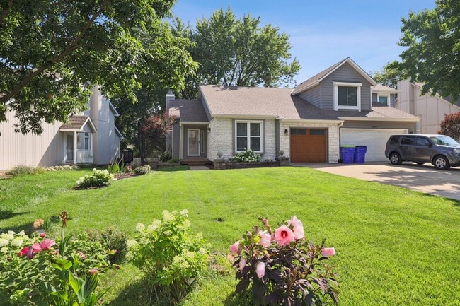 Building Photo - {10805} Gorgeous Remodel in Fantastic Location + One Level Living + Hardwood Floors & Granite Cou...