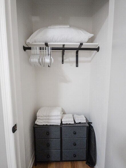 Building Photo - 1464 E 41st St