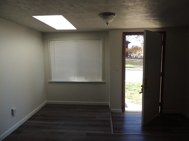 Building Photo - $1,750.00 – 2 Bed / 2 Bath Home with Fenced Yard, Fireplace, and Garage