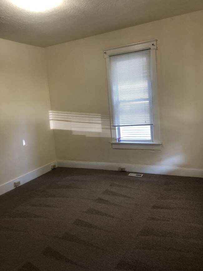 Building Photo - 114 S 6th St