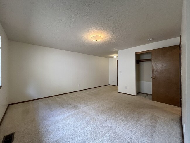 Building Photo - 4825 SW Marigold St