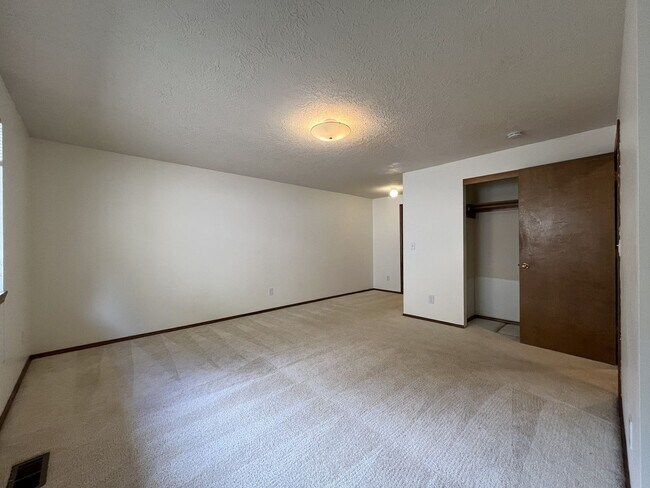 Building Photo - Comfortable Single-Level Living in Southwest Portland with Vaulted Ceilings, Spacious Backyard & ...
