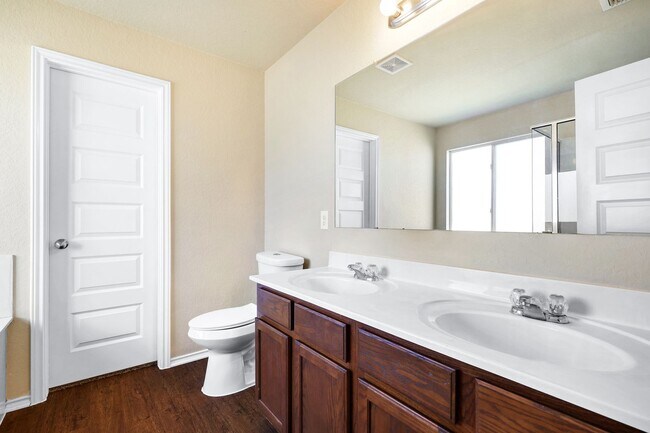 Building Photo - Move-In Ready Home with New Flooring and A...