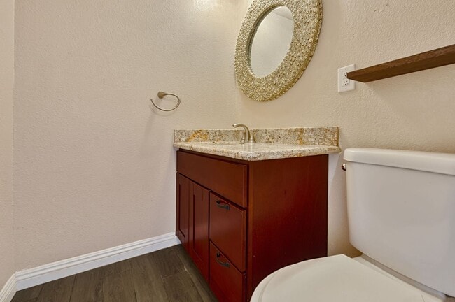 Building Photo - Beautifully Updated 3-Bed Townhome in Carm...