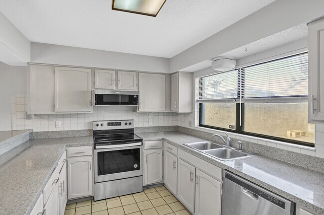 Building Photo - 208 Hopkins St