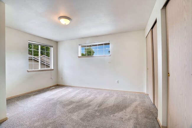 Building Photo - 3bd/2ba Duplex in Puyallup