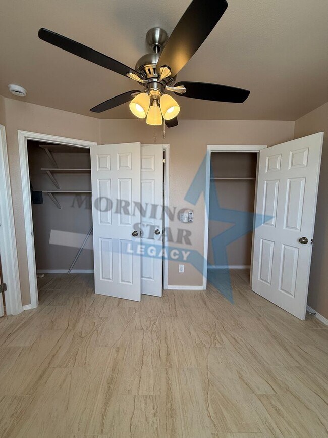 Building Photo - Like NEW! Location & Quality!