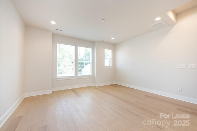 Building Photo - 320 S Turner Ave