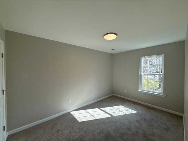 Building Photo - 1802 Sloan Dr