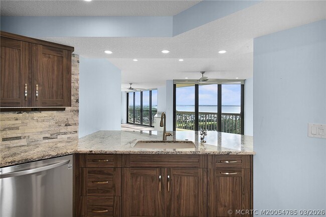 Building Photo - 9550 S Ocean Dr