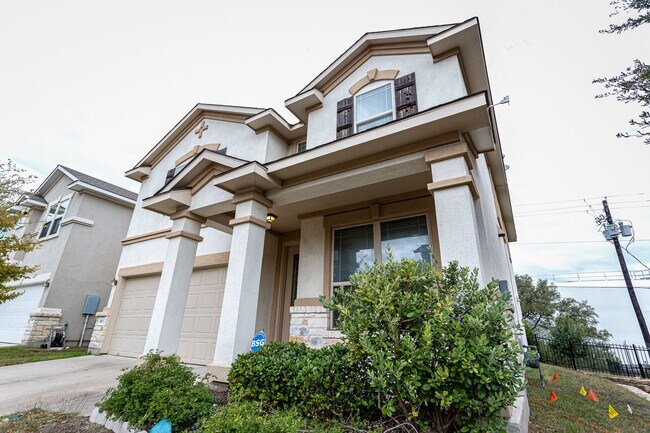 Building Photo - 3 Bedrooms, 2.5 Bathrooms – Stylish and Co...