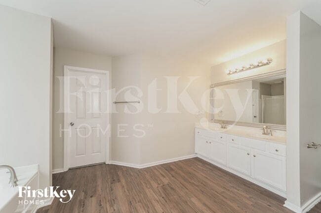 Building Photo - 4031 Larkhaven Village Dr