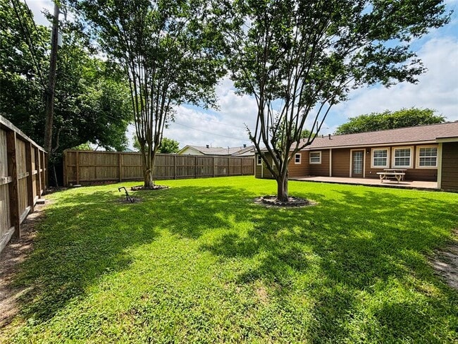 Building Photo - 2413 Kingsdale Dr
