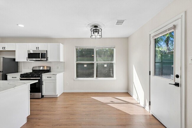 Building Photo - Newly Remodeled Duplex Great Location!