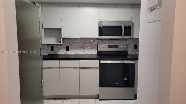 Building Photo - 120 Royal Pk Dr