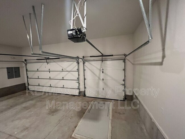 Building Photo - 440 St Claire Dr