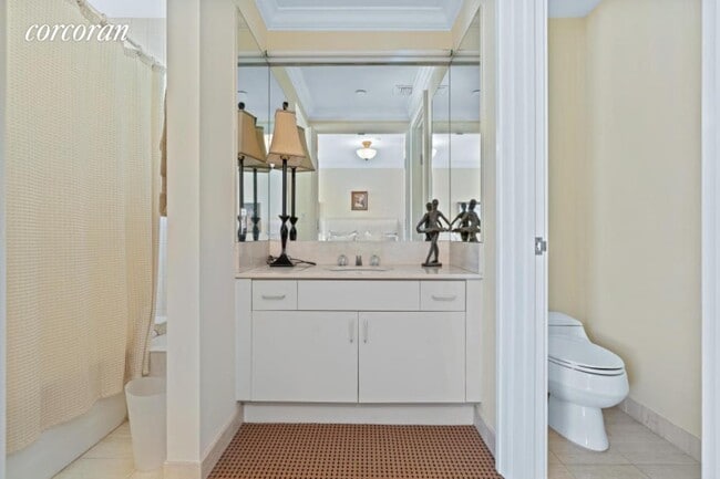 Building Photo - 222 Lakeview Ave