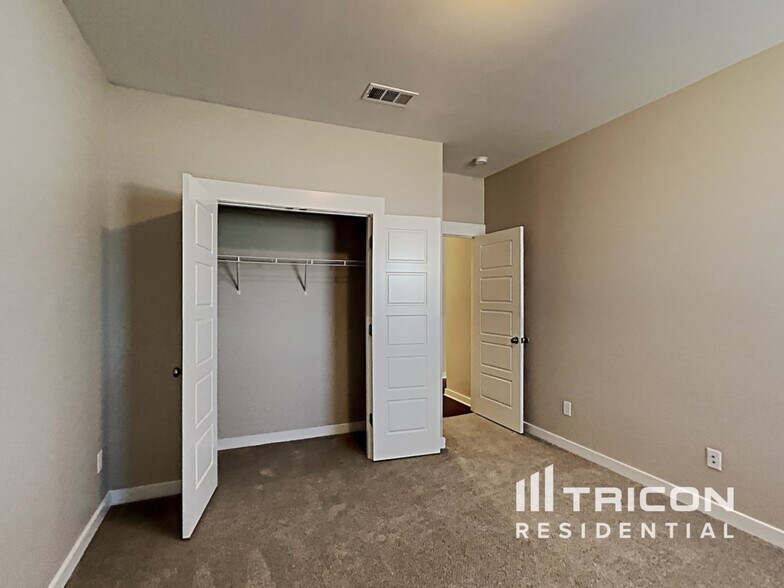 Building Photo - 745 Sapphire Dr