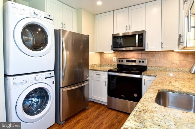 Building Photo - This home offers the perfect blend of modern updates, practical features, and unbeatable proximit...