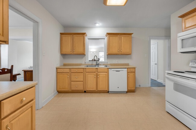 Building Photo - 538 Chinoe Rd