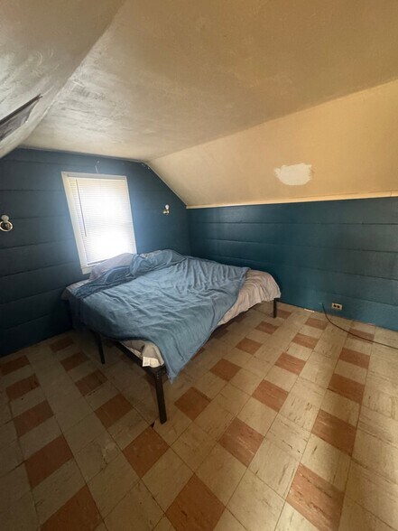 Building Photo - 711 W Dewey St