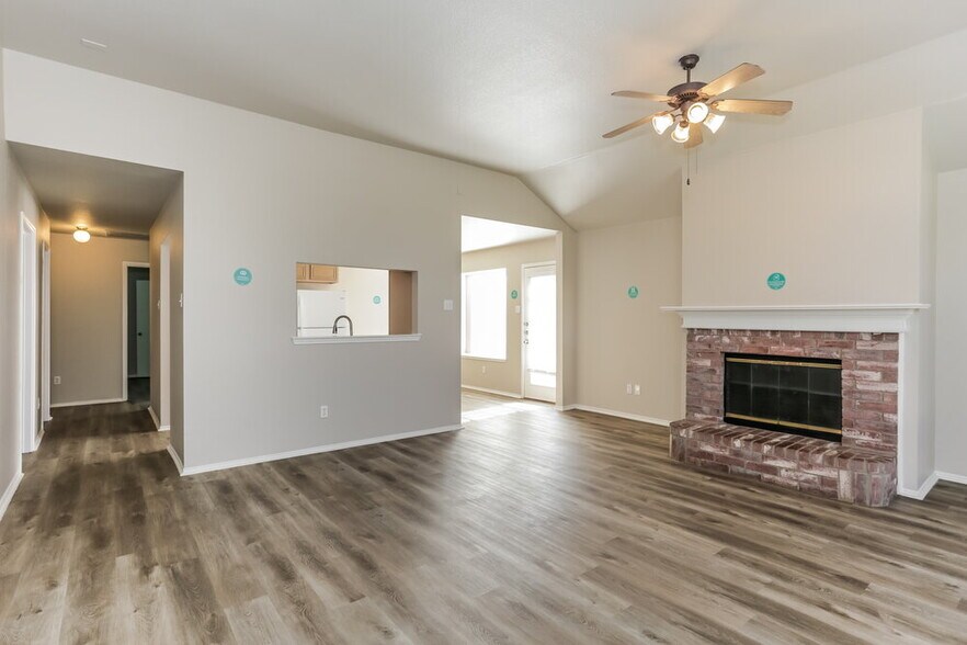 Building Photo - 1402 Gray Dawn Dr