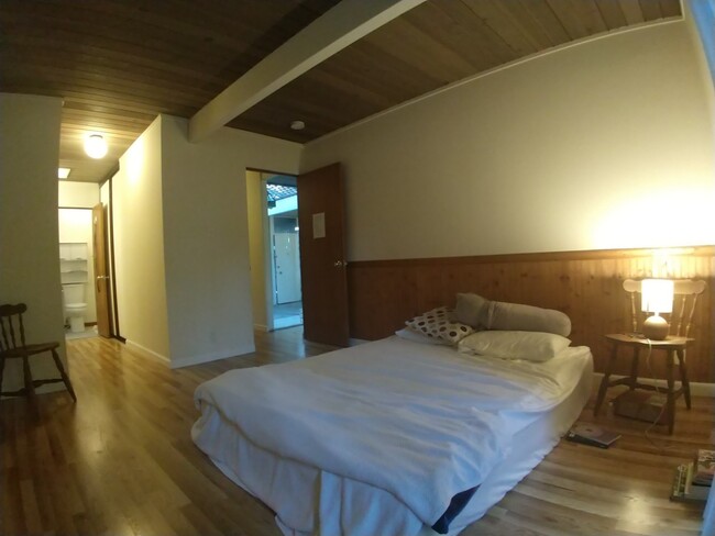 Master Bedroom (View Right Corner) - 1102 Pomeroy Avenue