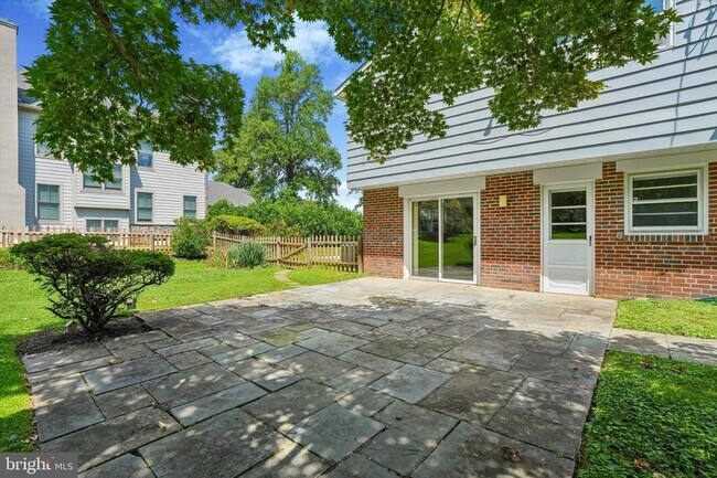 Building Photo - 1910 Stone Ridge Ln