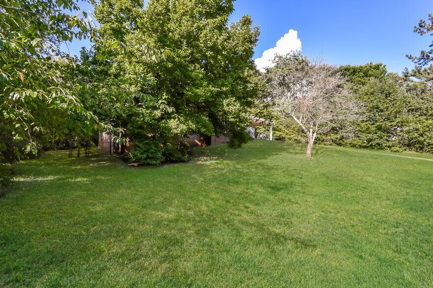 Building Photo - 8888 Northview Dr